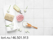 Массажер для кожи головы с шампунем, бутылка косметического продукта и ванные принадлежности на белом плиточном фоне. Стоковое фото, фотограф Pixel_shot / Фотобанк Лори