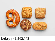 Свежие вкусные булки и претцели на белом фоне. Стоковое фото, фотограф Pixel_shot / Фотобанк Лори