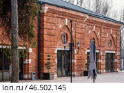 Фасад отреставрированного здания каретного двора усадьбы Гребнево. Редакционное фото, фотограф Владимир Шипикин / Фотобанк Лори