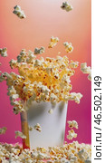Popcorn exploding from a container on a pink background. Стоковое AI-видео, аниматор Юрий Поздников / Фотобанк Лори