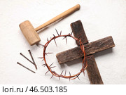 Венец из терновника с деревянным крестом, молотком и гвоздями на белом фоне с потертостями. Концепция Страстной пятницы. Стоковое фото, фотограф Pixel_shot / Фотобанк Лори