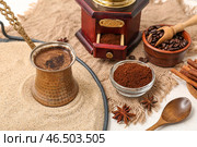 Кофейник с горячим кофе в песке, зерна и бадьян на белом фоне. Стоковое фото, фотограф Pixel_shot / Фотобанк Лори
