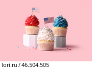 Вкусные патриотические капкейки с флагами США на розовом фоне. День независимости Америки. Стоковое фото, фотограф Pixel_shot / Фотобанк Лори