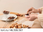 Женщина, окуная вкусные итальянские бискотти в соус, крупным планом. Стоковое фото, фотограф Pixel_shot / Фотобанк Лори