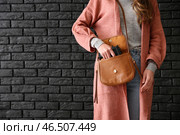 Молодая женщина с ружьем для самозащиты от темной кирпичной стены. Стоковое фото, фотограф Pixel_shot / Фотобанк Лори
