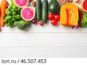 Свежие ингридиенты для vegetable салата на деревянном столе. Диетическое питание. Стоковое фото, фотограф Pixel_shot / Фотобанк Лори