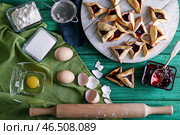 Композиция с вкусным хаманташен для праздника Пурим на деревянном столе. Стоковое фото, фотограф Pixel_shot / Фотобанк Лори