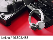 Наушники с современным DJ-микшером на цветном фоне. Стоковое фото, фотограф Pixel_shot / Фотобанк Лори