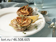 Тарелка с вкусным жареным артишоком на столе. Стоковое фото, фотограф Pixel_shot / Фотобанк Лори