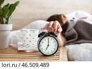 Сонная женщина выключает будильник утром. Стоковое фото, фотограф Pixel_shot / Фотобанк Лори