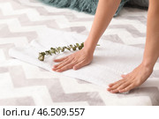 Красивая домработница кладет чистое полотенце на кровать, крупным планом. Стоковое фото, фотограф Pixel_shot / Фотобанк Лори