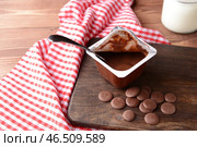 Вкусный шоколадный десерт с чипсами на деревянной доске. Стоковое фото, фотограф Pixel_shot / Фотобанк Лори