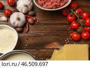 Рама изготовлена из ингредиентов для лазаньи на деревянном столе. Стоковое фото, фотограф Pixel_shot / Фотобанк Лори