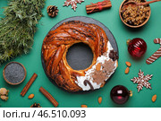 Композиция с вкусным рождественским венком из теста, кутей, специями и украшениями на цветном фоне. Стоковое фото, фотограф Pixel_shot / Фотобанк Лори
