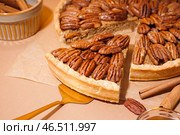 Вкусный пирог с пеканом на оранжевом фоне. Стоковое фото, фотограф Pixel_shot / Фотобанк Лори
