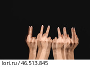 Стробоскопическое фото двигающейся женщины, показывающей средний палец на темном фоне. Стоковое фото, фотограф Pixel_shot / Фотобанк Лори