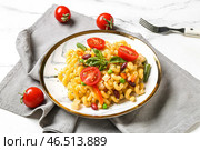 Тарелка с вкусной пастой примавера на белом мраморном фоне. Стоковое фото, фотограф Pixel_shot / Фотобанк Лори
