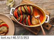 Форма для запекания вкусного рагу из овощей на деревянном фоне. Стоковое фото, фотограф Pixel_shot / Фотобанк Лори