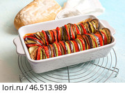 Форма для запекания вкусного рагу из баклажанов, кабачков, перцев, лука и помидоров на белом фоне. Стоковое фото, фотограф Pixel_shot / Фотобанк Лори