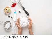 Женщина-кондитер готовит вкусные торты на белом фоне. Стоковое фото, фотограф Pixel_shot / Фотобанк Лори