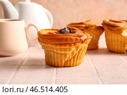 Вкусные краффины с шоколадом на столе. Стоковое фото, фотограф Pixel_shot / Фотобанк Лори
