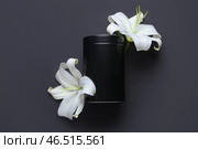 Урна для праха и красивые лилии на черном фоне. Стоковое фото, фотограф Pixel_shot / Фотобанк Лори