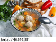 Чаша с вкусным супом с фрикадельками на светлом столе. Стоковое фото, фотограф Pixel_shot / Фотобанк Лори