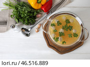 Горшок с вкусным супом из фрикаделек и овощами на светлом деревянном фоне. Стоковое фото, фотограф Pixel_shot / Фотобанк Лори
