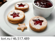 Тарелка с вкусным линцерским печеньем и джемом, крупным планом. Стоковое фото, фотограф Pixel_shot / Фотобанк Лори