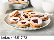 Тарелка с вкусным печеньем Linzer на фоне гранж. Стоковое фото, фотограф Pixel_shot / Фотобанк Лори
