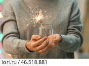 Женщина с банкой и бенгальским огнем на фоне размытых огней. Стоковое фото, фотограф Pixel_shot / Фотобанк Лори