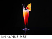 Стакан вкусного коктейля Текила Санрайз на темном фоне. Стоковое фото, фотограф Pixel_shot / Фотобанк Лори
