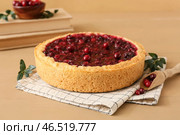 Вкусный пирог с брусникой на столе. Стоковое фото, фотограф Pixel_shot / Фотобанк Лори