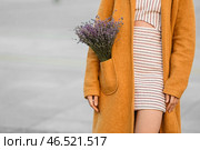 Женщина с букетом красивых цветов в кармане на улице, крупным планом. Стоковое фото, фотограф Pixel_shot / Фотобанк Лори