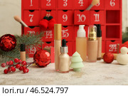 Различные косметические продукты, адвент-календарь и рождественский декор на столе. Стоковое фото, фотограф Pixel_shot / Фотобанк Лори