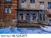 Пошарпанное крыльцо школы-интерната. Редакционное фото, фотограф Илья Старков / Фотобанк Лори