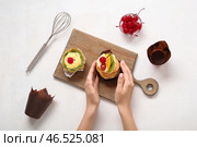 Женщина-кондитер с вкусными тортами на белом фоне. Стоковое фото, фотограф Pixel_shot / Фотобанк Лори