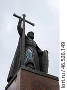 Памятник киевскому князю Владимиру Святославичу (978-1015), Севастополь, Крым. Скульптурный портрет князя со щитом и крестом. Историческая туристическая достопримечательность Севастополя. Редакционное фото, фотограф Андрей Степанов / Фотобанк Лори