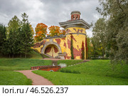 Пушкин, Царское Село. Екатерининский парк. Руинированная башня. (2018 год). Редакционное фото, фотограф Геннадий Соловьев / Фотобанк Лори