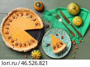Вкусный тыквенный тарт с миндалем и семечками на зеленом деревянном фоне. Стоковое фото, фотограф Pixel_shot / Фотобанк Лори