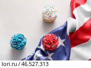 Вкусные патриотические капкейки с флагом США на сером фоне. День независимости Америки. Стоковое фото, фотограф Pixel_shot / Фотобанк Лори