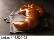 Вкусные свежие серповидные рулетики на сером столе. Стоковое фото, фотограф Pixel_shot / Фотобанк Лори