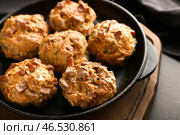 Сковорода с вкусными колбасными шариками на деревянной доске, крупным планом. Стоковое фото, фотограф Pixel_shot / Фотобанк Лори