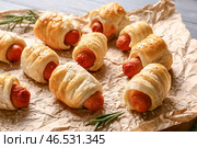 Вкусные колбасные рулетики на пергаменте. Стоковое фото, фотограф Pixel_shot / Фотобанк Лори