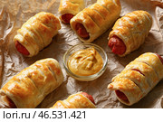 Вкусные колбасные рулетики с миской соуса на столе, крупным планом. Стоковое фото, фотограф Pixel_shot / Фотобанк Лори