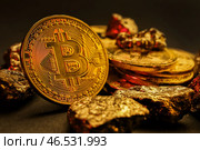 Биткойны и золотые самородки на столе. Стоковое фото, фотограф Pixel_shot / Фотобанк Лори