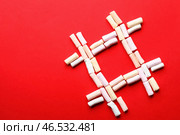 Знак хештега из зефира на цветном фоне. Стоковое фото, фотограф Pixel_shot / Фотобанк Лори