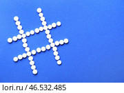 Знак хештега из таблеток на цветном фоне. Стоковое фото, фотограф Pixel_shot / Фотобанк Лори
