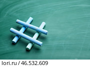 Знак хештега из мелков на цветном фоне. Стоковое фото, фотограф Pixel_shot / Фотобанк Лори