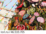 Украшенная ель (крупный план). Празднование Масленицы. Манежная площадь. Москва. Россия. Редакционное фото, фотограф E. O. / Фотобанк Лори